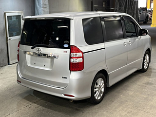 TOYOTA NOAH 2010