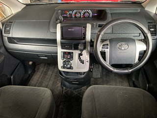 TOYOTA NOAH 2010