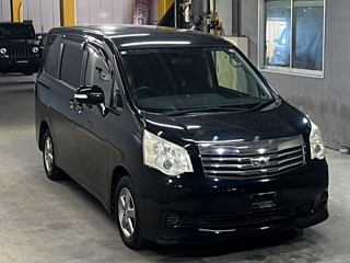 TOYOTA NOAH 2010