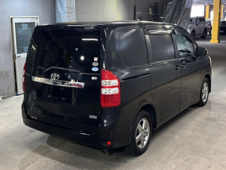 TOYOTA NOAH 2010