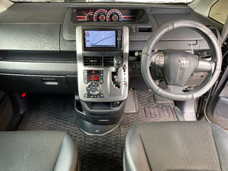 TOYOTA VOXY 2013
