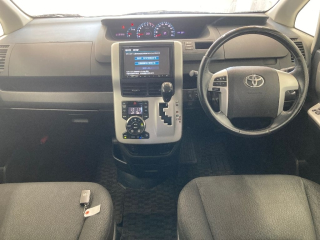 TOYOTA NOAH 2013