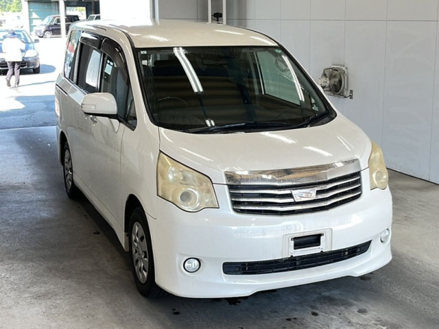 TOYOTA NOAH 2013