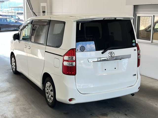 TOYOTA NOAH 2013
