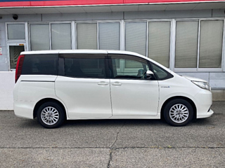 TOYOTA NOAH 2015
