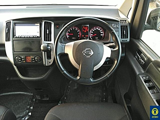 NISSAN SERENA 2010