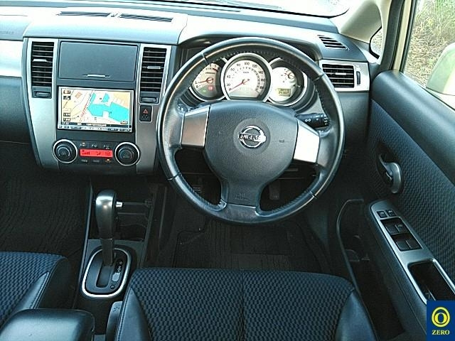NISSAN TIIDA 2011