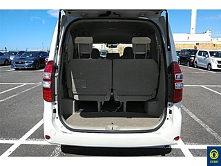 TOYOTA NOAH 2010