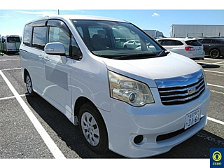 TOYOTA NOAH 2010