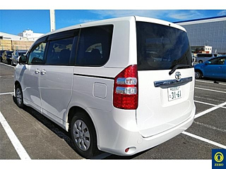 TOYOTA NOAH 2010