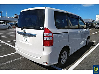 TOYOTA NOAH 2010