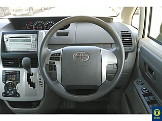 TOYOTA NOAH 2010