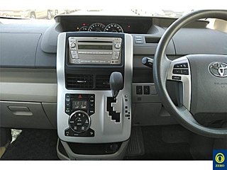 TOYOTA NOAH 2010