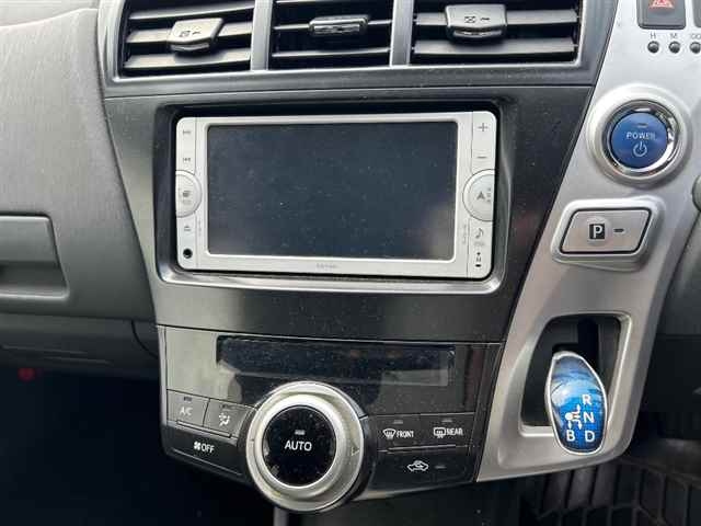 TOYOTA PRIUS ALPHA 2013