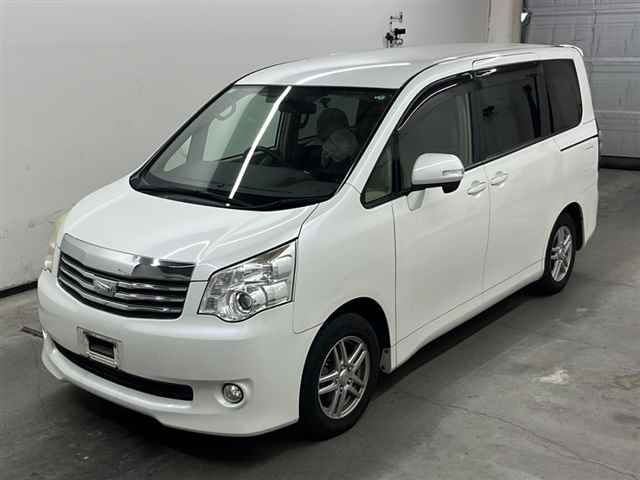 TOYOTA NOAH 2010