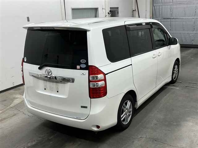 TOYOTA NOAH 2010