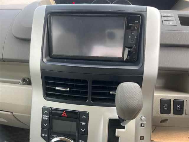 TOYOTA NOAH 2010