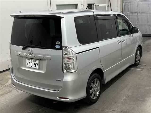 TOYOTA VOXY 2010