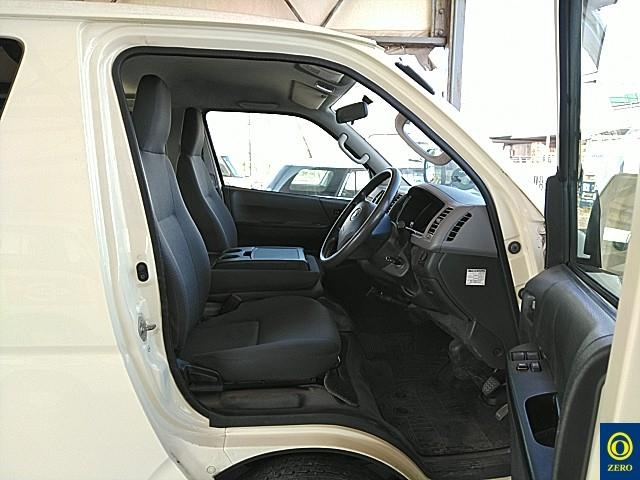 TOYOTA HIACE VAN 2013