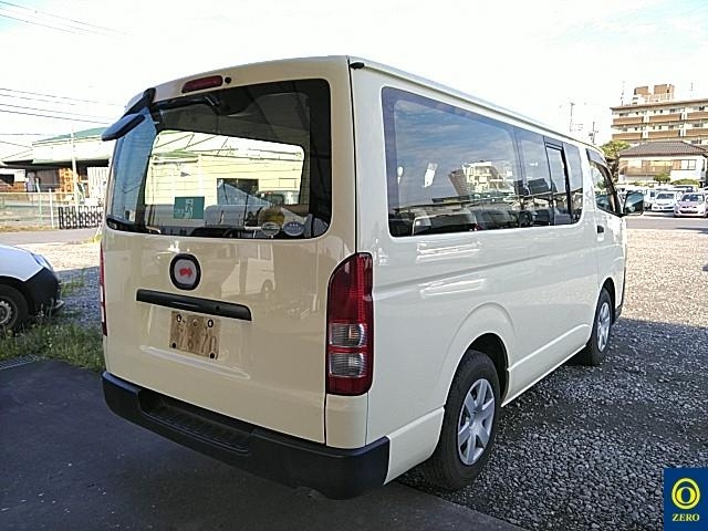 TOYOTA HIACE VAN 2013