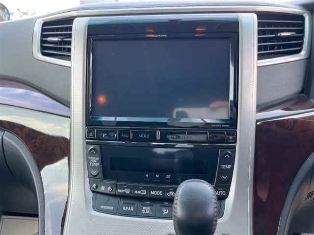 TOYOTA VELLFIRE 2013