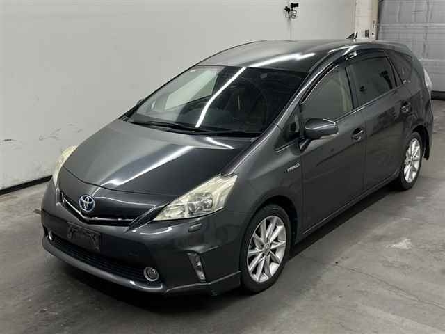 TOYOTA PRIUS ALPHA 2013