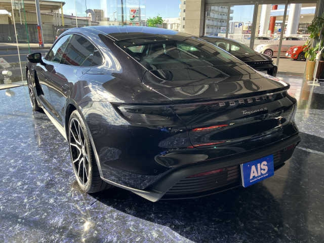 PORSCHE TAYCAN 2024