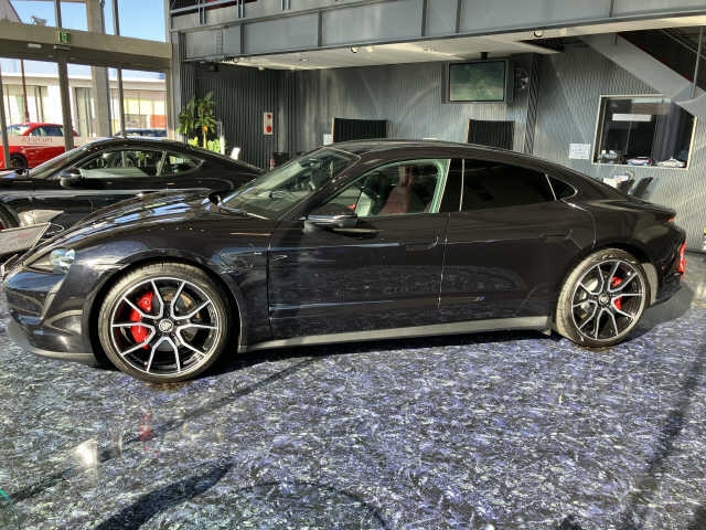 PORSCHE TAYCAN 2024