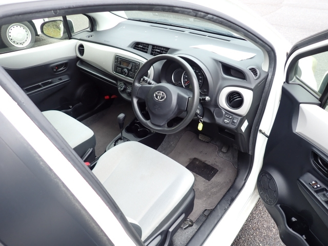 TOYOTA VITZ 2013