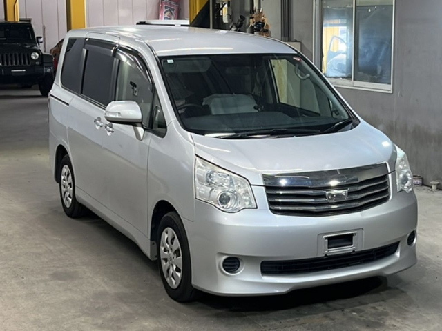 TOYOTA NOAH 2012