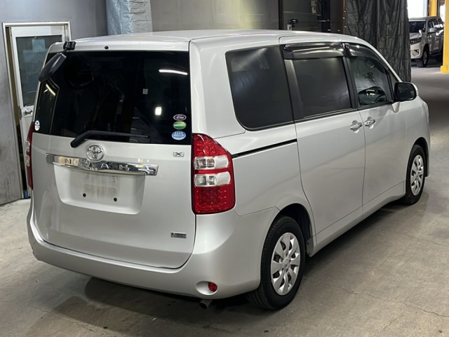 TOYOTA NOAH 2012