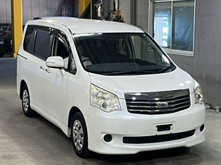 TOYOTA NOAH 2013