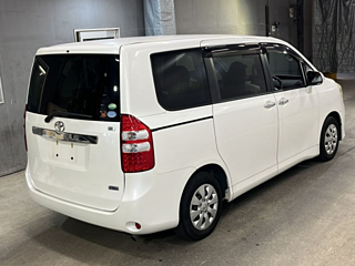 TOYOTA NOAH 2013