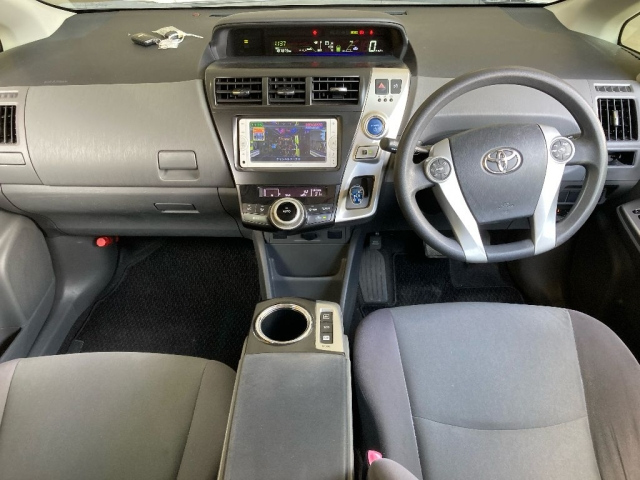 TOYOTA PRIUS ALPHA 2013