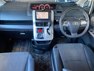 TOYOTA VOXY 2010