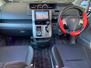 TOYOTA VOXY 2010