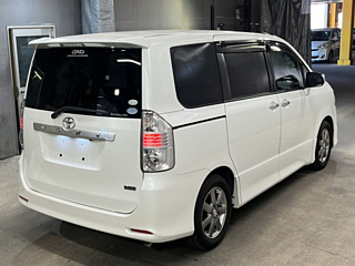 TOYOTA VOXY 2010