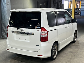 TOYOTA NOAH 2011