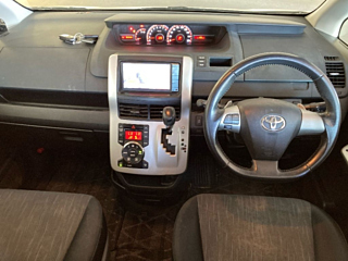 TOYOTA NOAH 2011