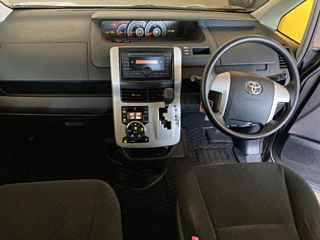 TOYOTA VOXY 2013