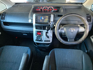 TOYOTA VOXY 2011
