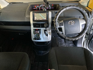 TOYOTA VOXY 2010