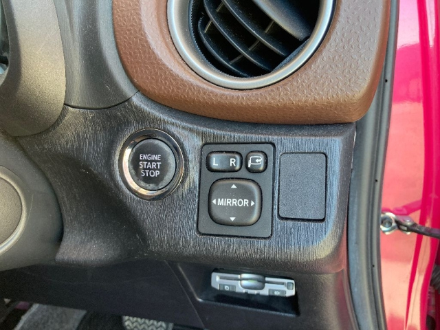 TOYOTA VITZ 2013