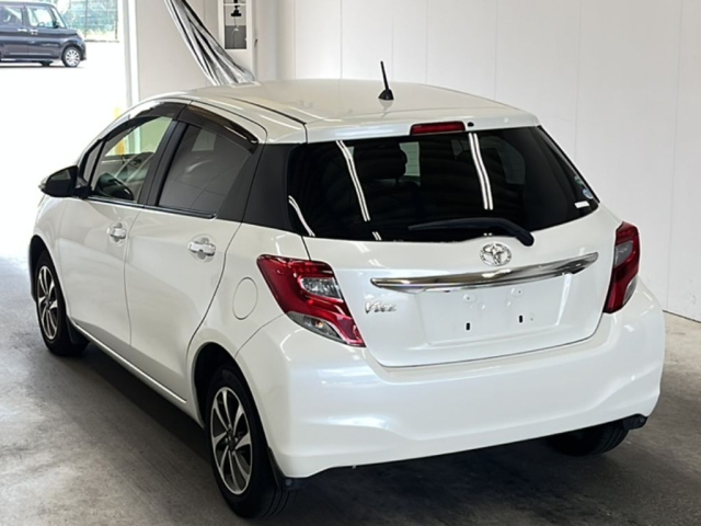 TOYOTA VITZ 2015