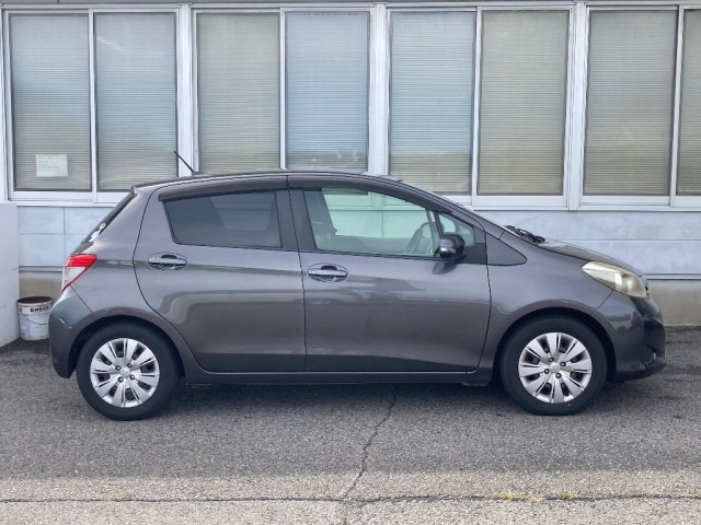 TOYOTA VITZ 2011