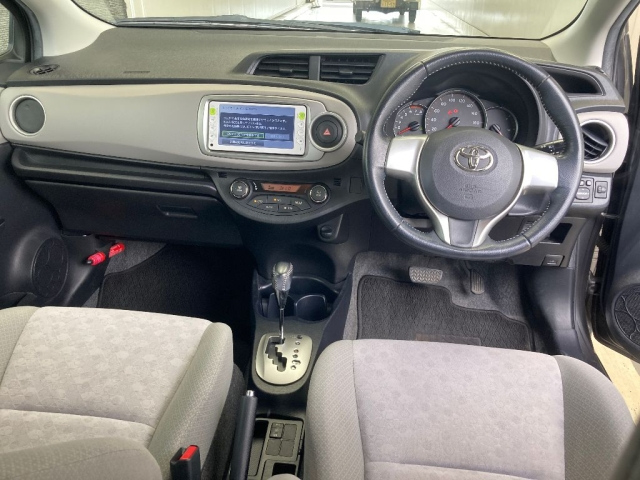 TOYOTA VITZ 2011