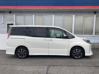 TOYOTA NOAH 2017