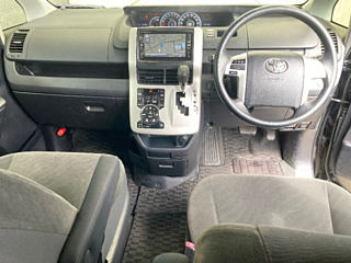 TOYOTA NOAH 2010