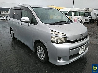 TOYOTA VOXY 2010