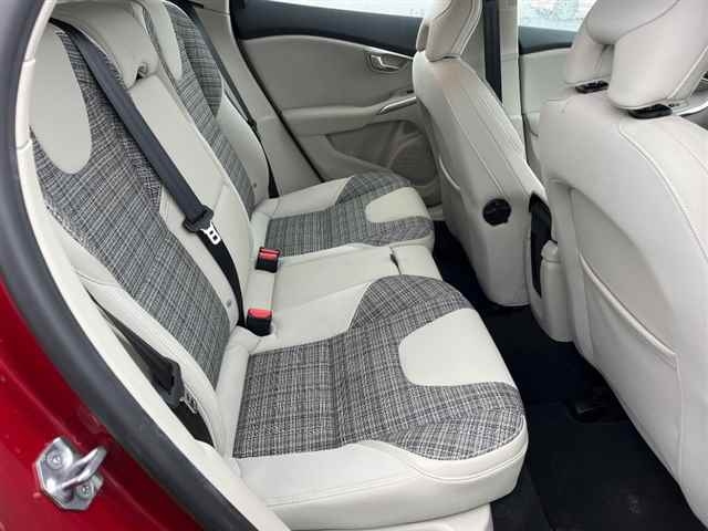 VOLVO V40 2017